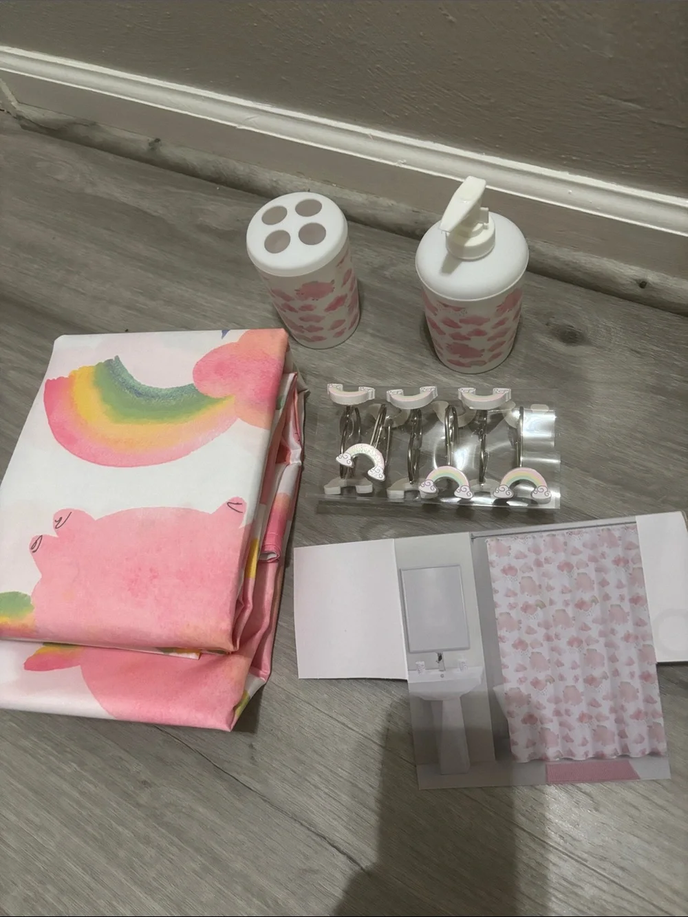 NWOT Olivia & Finn 15 piece bath set